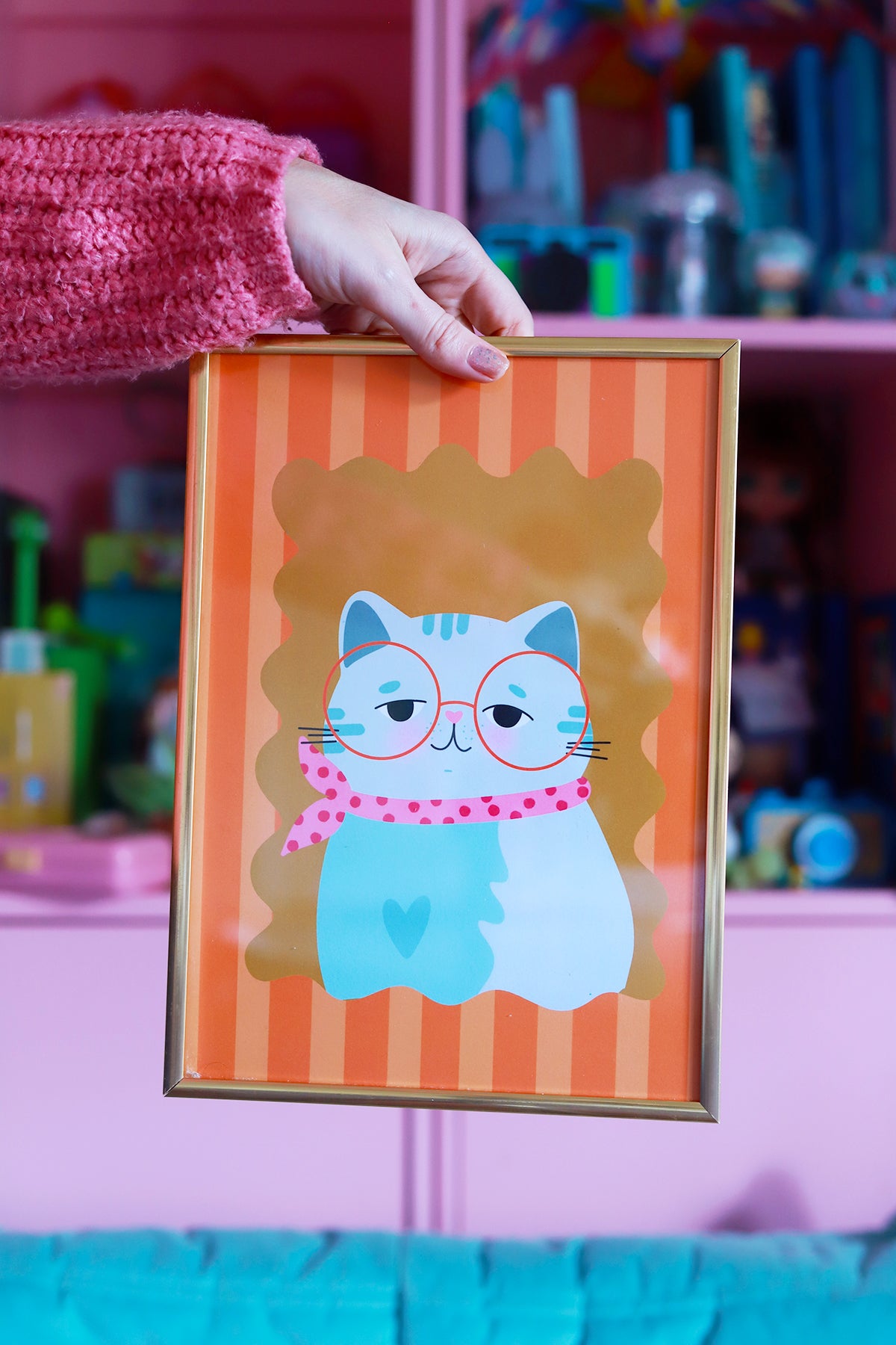 Affiche portrait de chat Scottish Shortair de la collection Kid, illustrée en style adorable, format A4, par Shop Magique.
