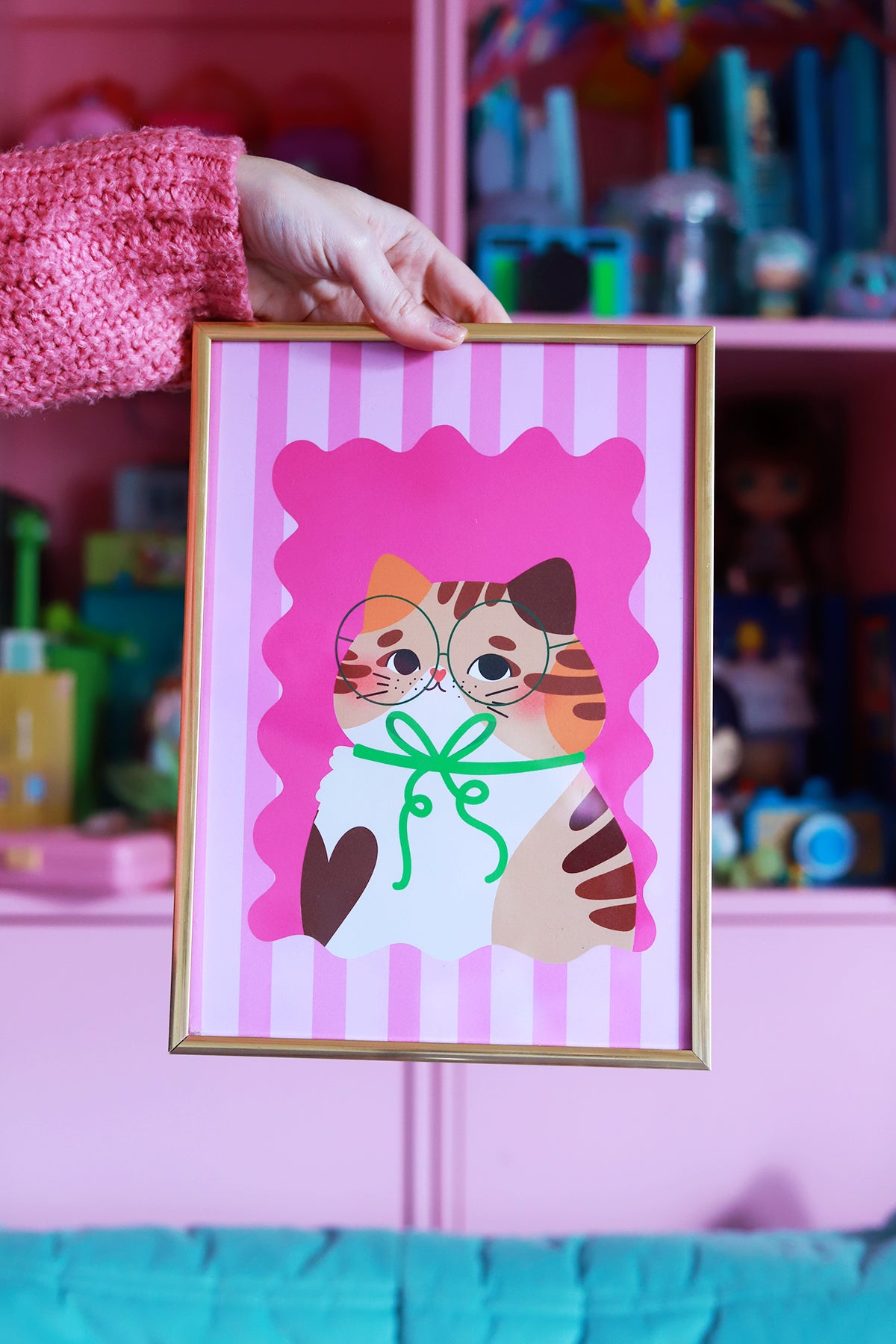 Affiche portrait de chat tricolore en format A4 de la collection Kid, illustrée par Shop Magique.