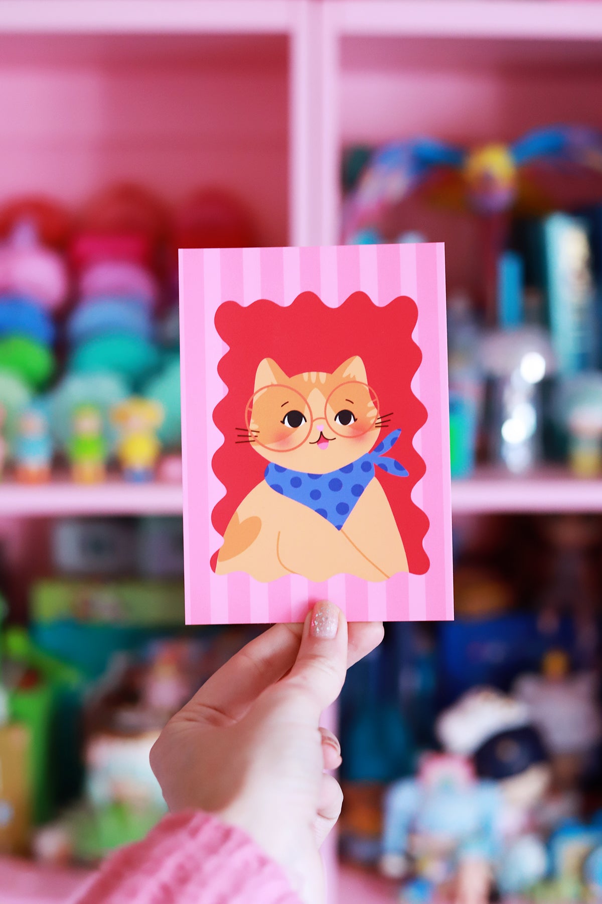 Carte postale Shop Magique avec portrait d’un chat roux magique, illustré avec des détails colorés et mystérieux.