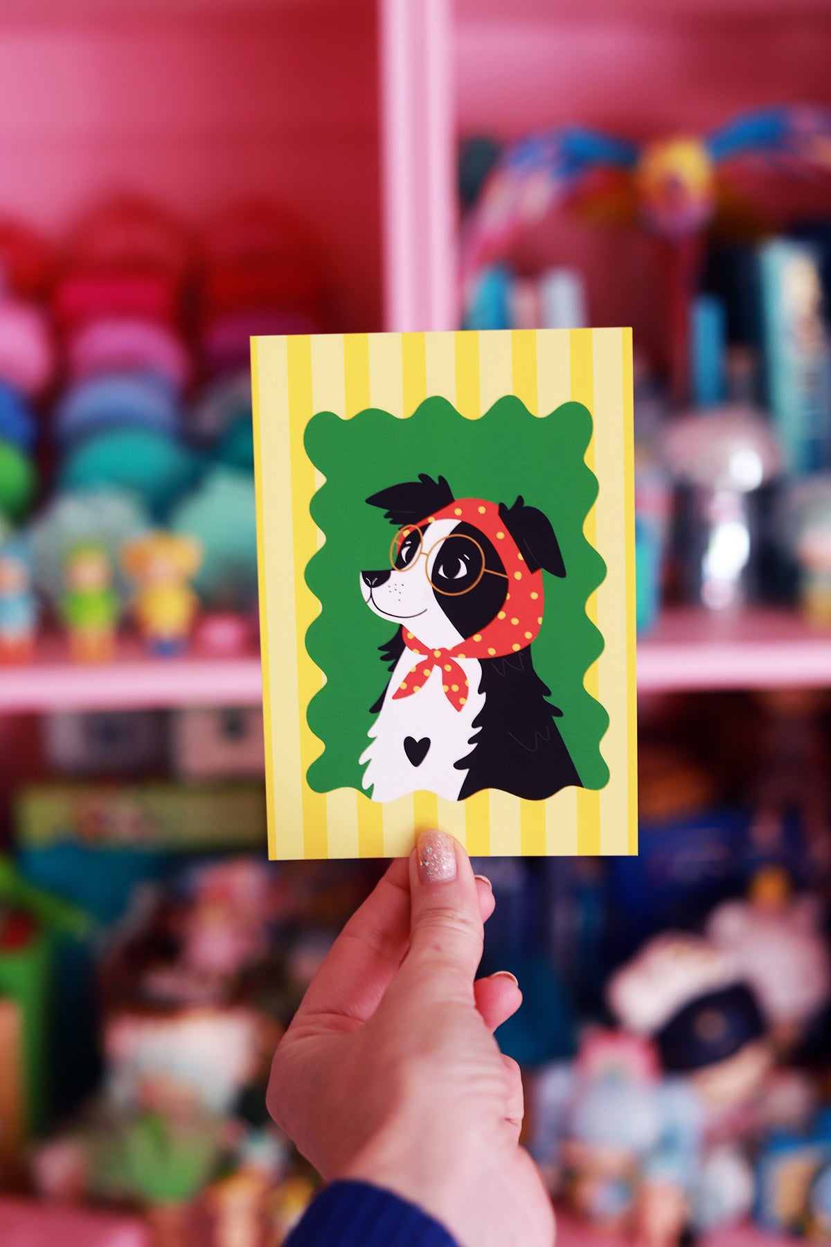 Carte postale représentant un portrait de border collie avec une bordure colorée, idéale pour envoyer une photo canine charmante.