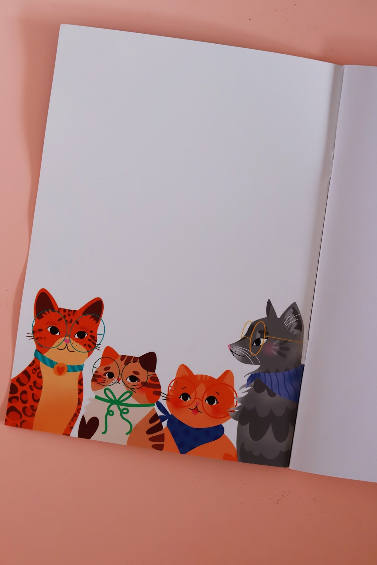 Carnet de dessin pour enfants de la collection Kid, avec couverture colorée et pages blanches pour créer et dessiner.