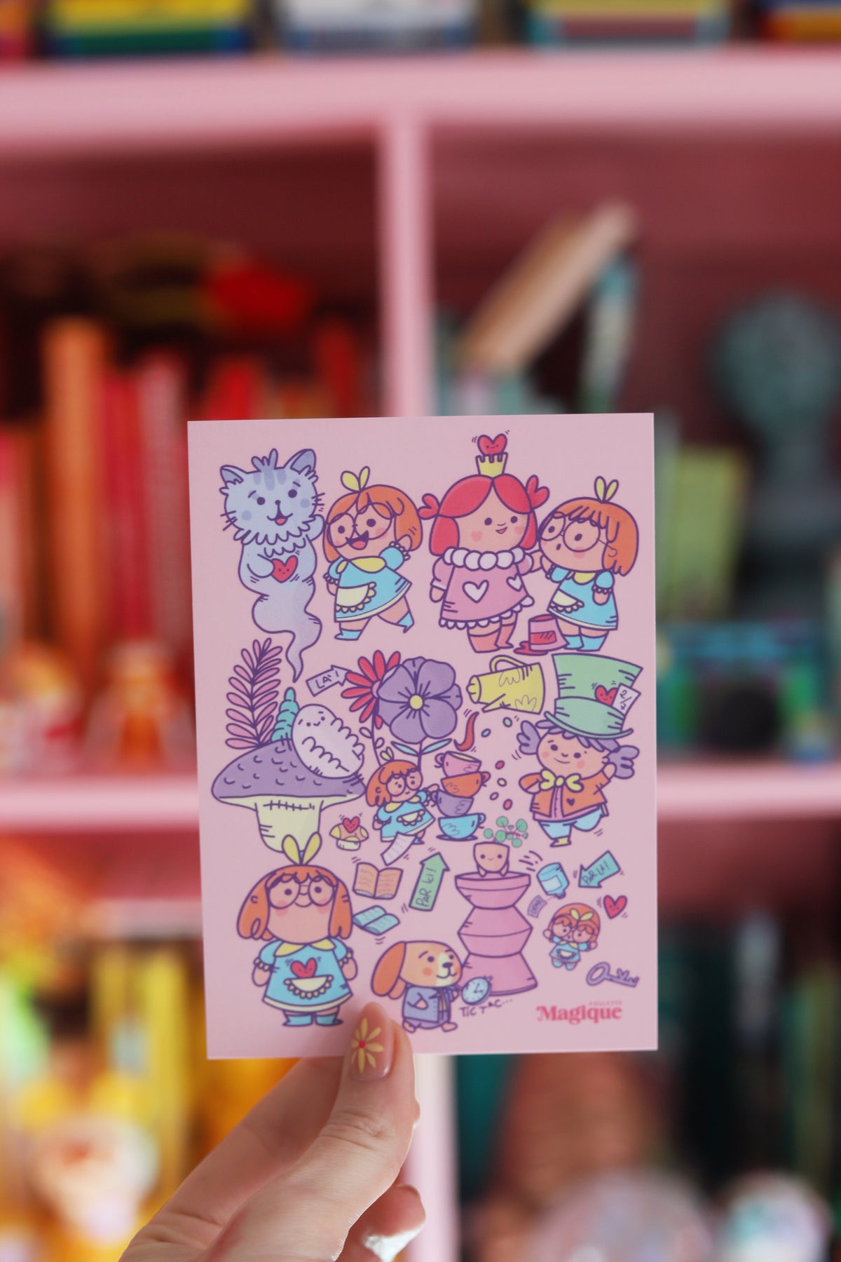 Carte postale Alice de Shop Magique avec illustration colorée de Alice dans un paysage fantastique.