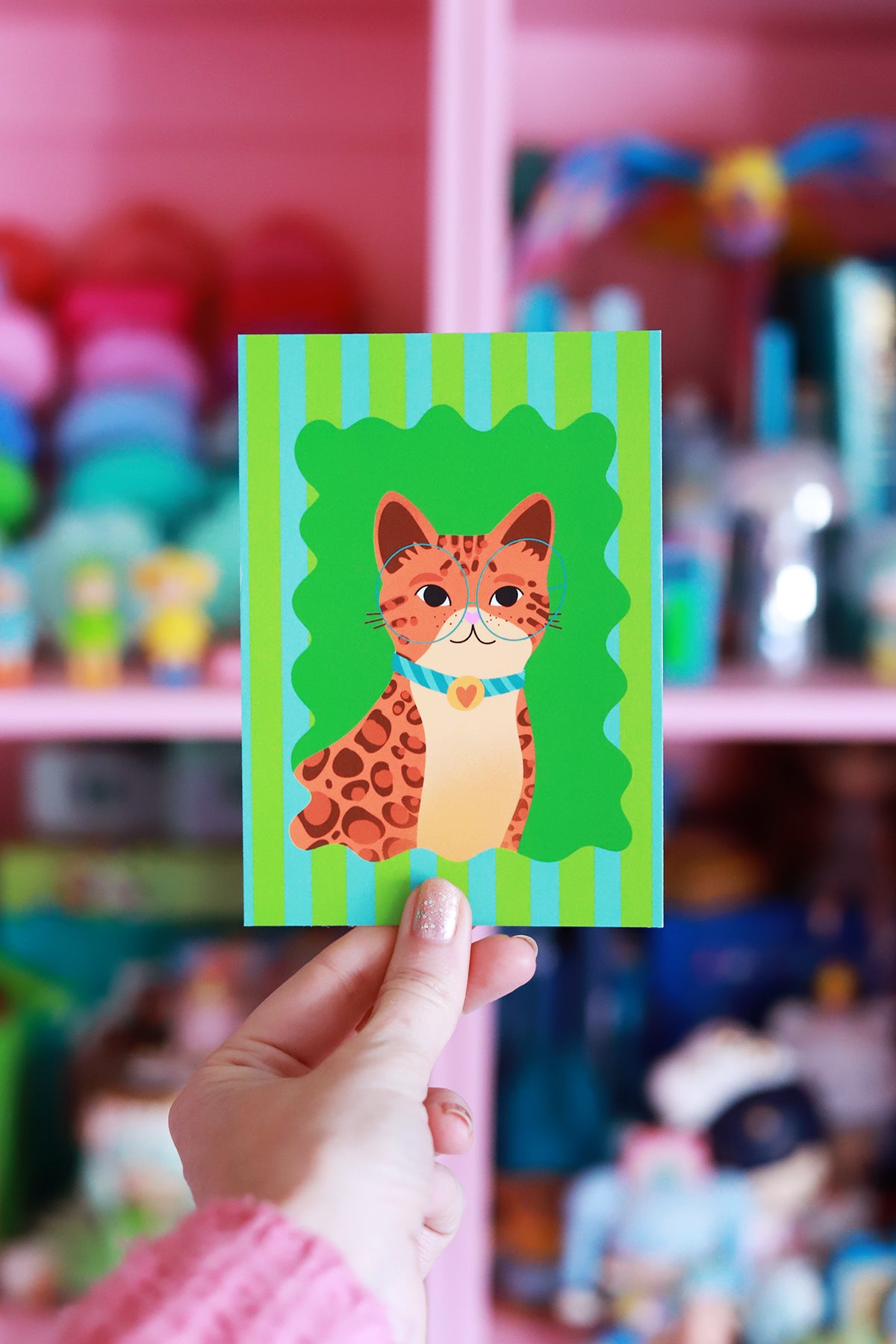 Carte postale avec portrait de chat Bengal pour enfants, illustrée avec un design coloré et mignon.