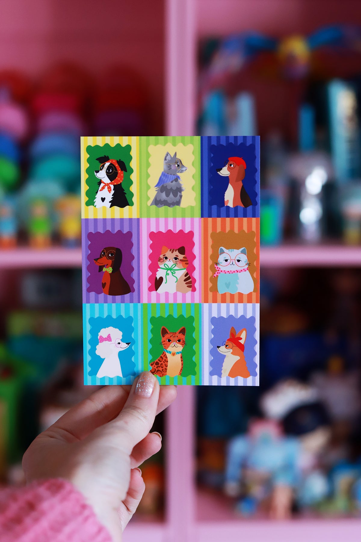 Carte postale Shop Magique avec portrait de famille, chien, chat et enfant, illustrant une scène chaleureuse et familiale.