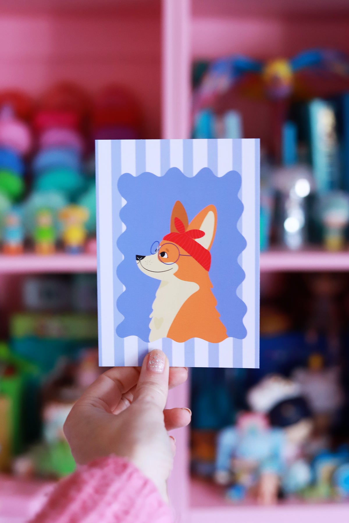 Carte postale illustrée d’un portrait de Corgi enfant, parfaite pour envoyer un message mignon et coloré.