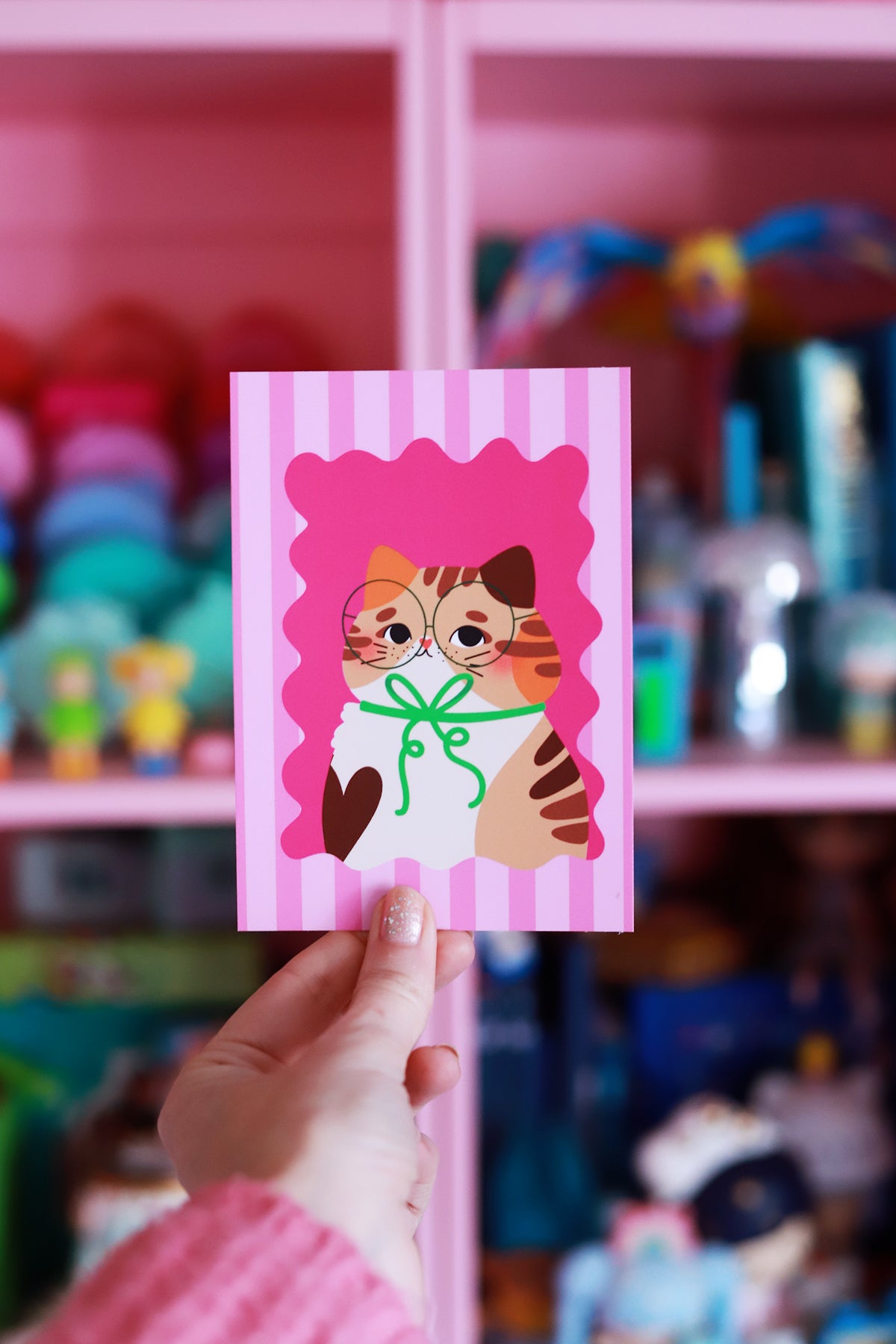 Carte postale portrait de chat tricolore avec un enfant, illustrée par Shop Magique, parfaite pour envoyer un message amusant.