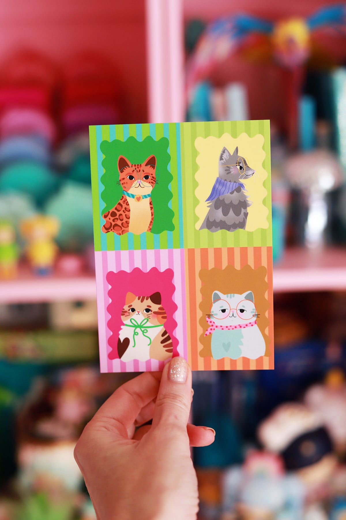 Carte postale portrait de chat avec illustration mignonne, par Shop Magique, parfaite pour envoyer un message adorable.