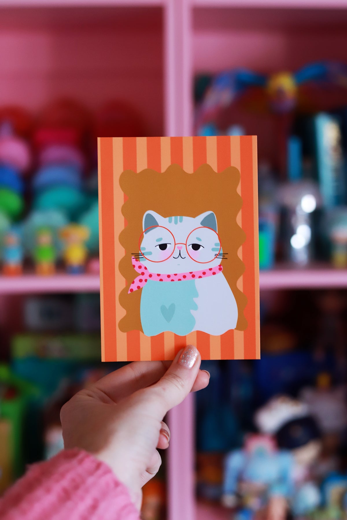 Carte postale portrait d'un chat Scottish Shortair avec un enfant, illustrant une image mignonne et colorée.