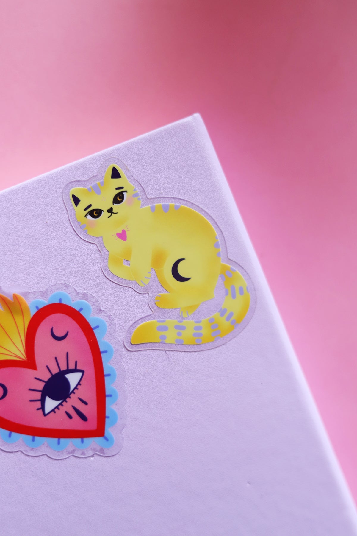 Autocollant Chatman magique de la marque Shop Magique, illustration colorée d’un chat mystérieux et amusant.
