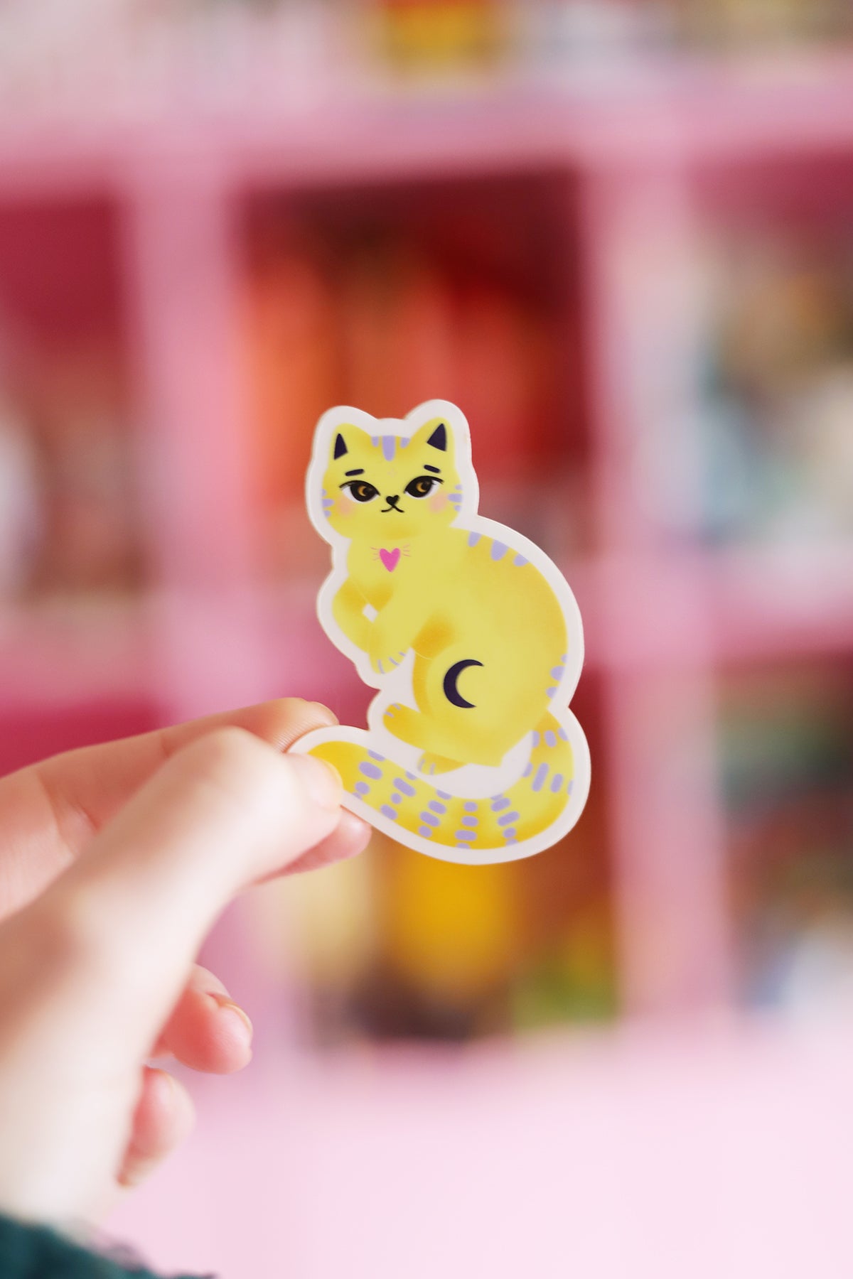 Autocollant Chatman magique de Shop Magique, illustration d'un chaton mignon avec des éléments colorés, parfait pour décorer.