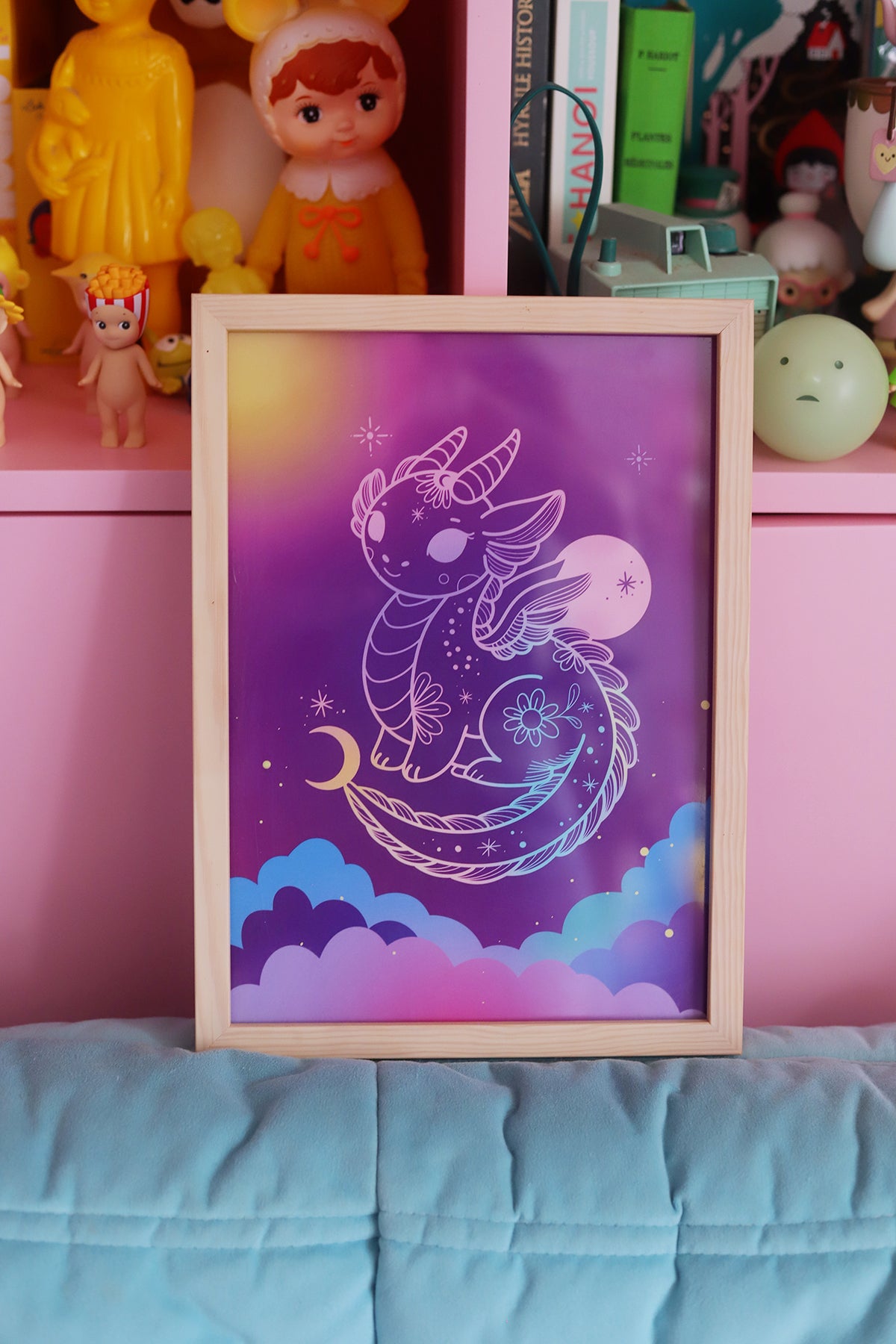 Affiche Dragon féérique – Illustration estivale par Poulette Magique