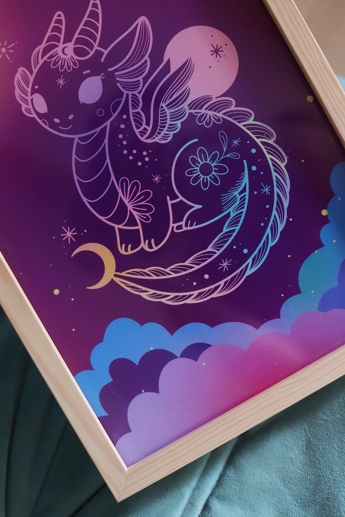 Affiche Dragon féérique – Illustration estivale par Poulette Magique