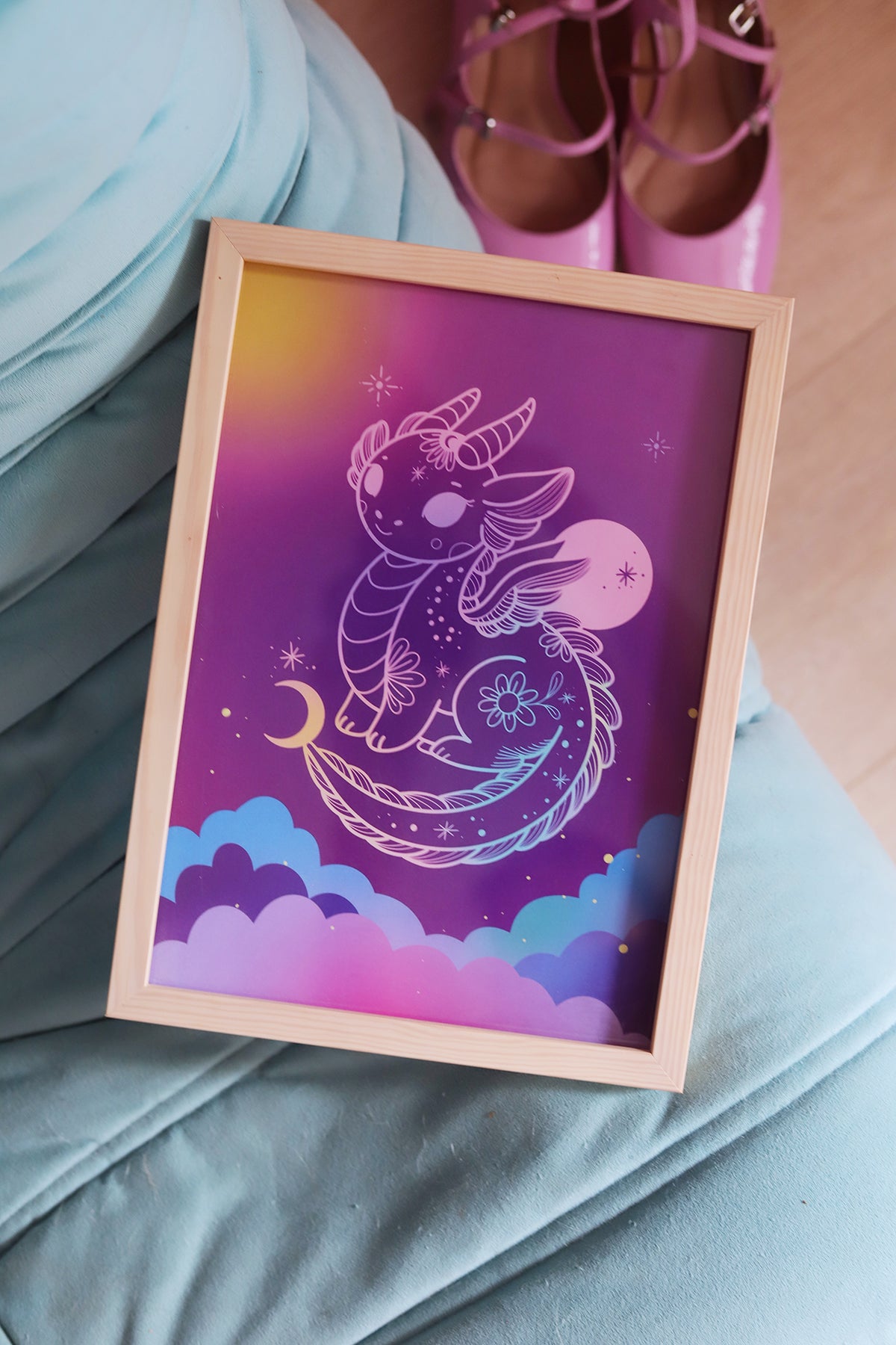 Affiche Dragon féérique – Illustration estivale par Poulette Magique