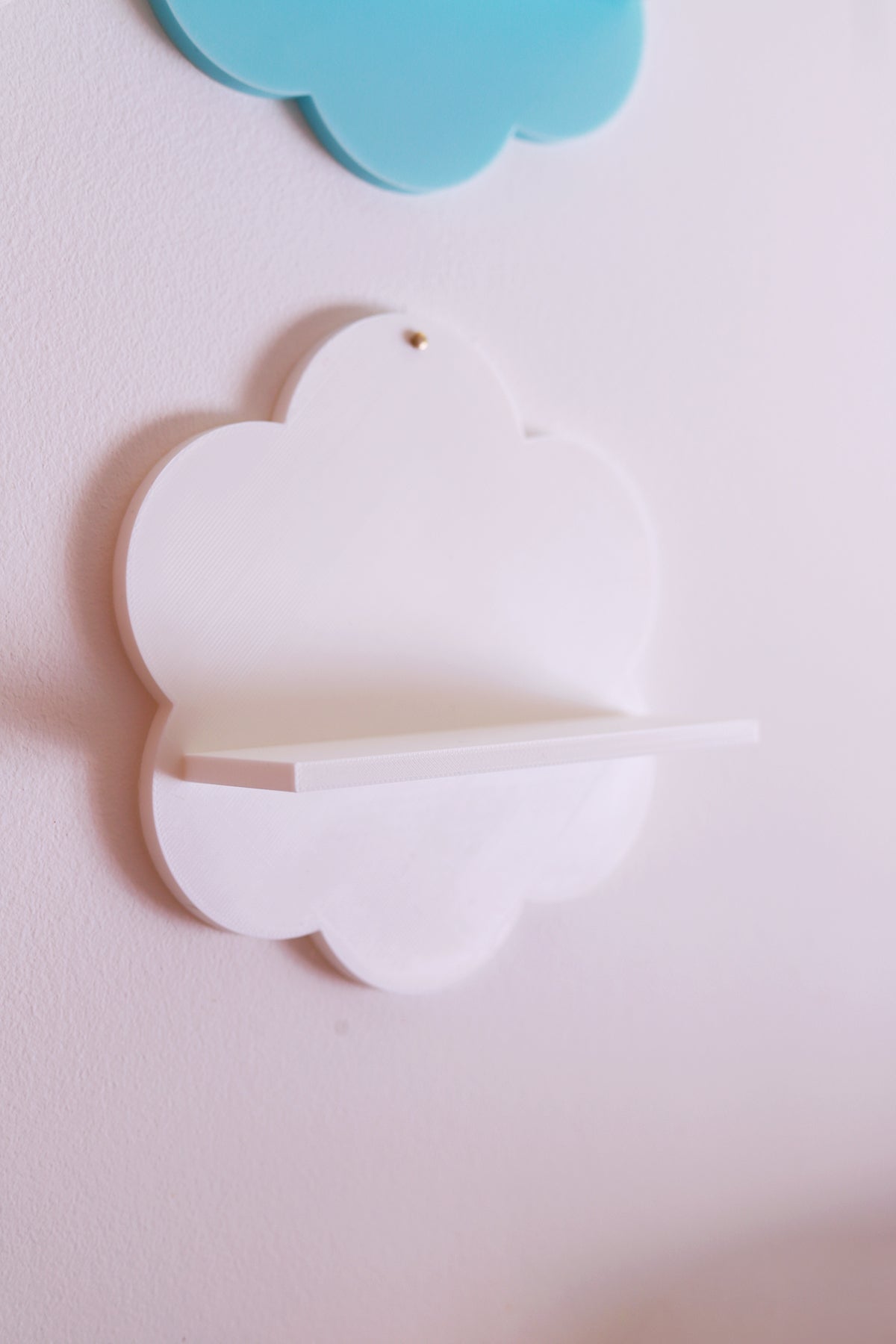 Étagère murale blanche avec décoration en forme de fleur, design élégant et moderne pour salle de séjour ou chambre.