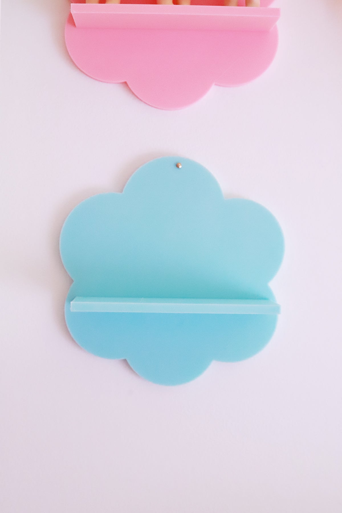 Étagère murale Fleur bleue en bois avec décor floral, idéale pour la décoration intérieure élégante.