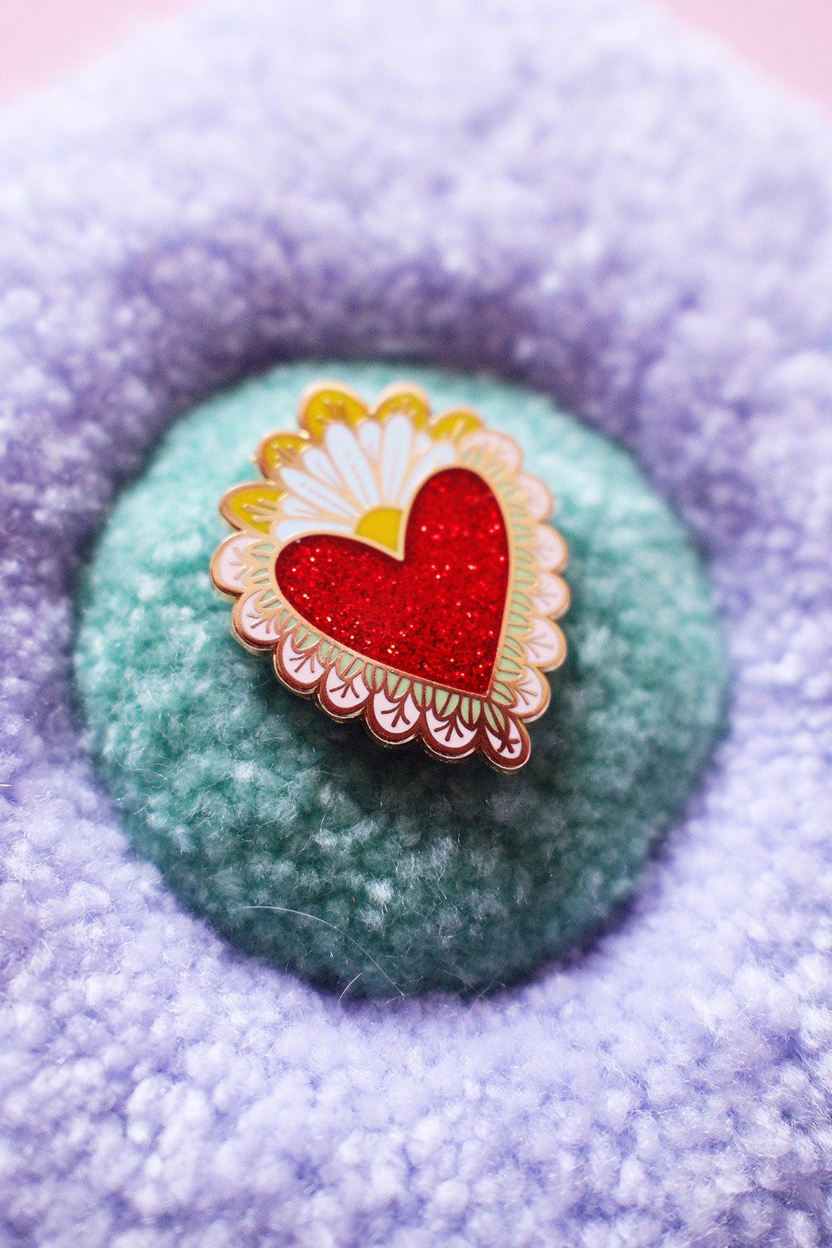 Pin’s Ex-Voto Marguerite – Cœur Rouge Pailleté Glitter