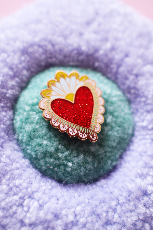 Pin’s Ex-Voto Marguerite – Cœur Rouge Pailleté Glitter