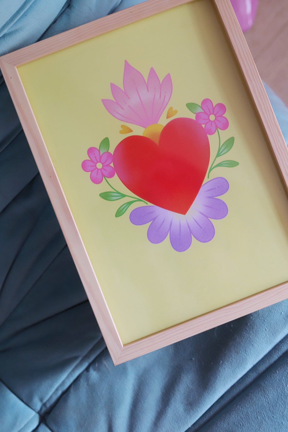 Affiche Ex-voto Jaune – Illustration lumineuse par Poulette Magique