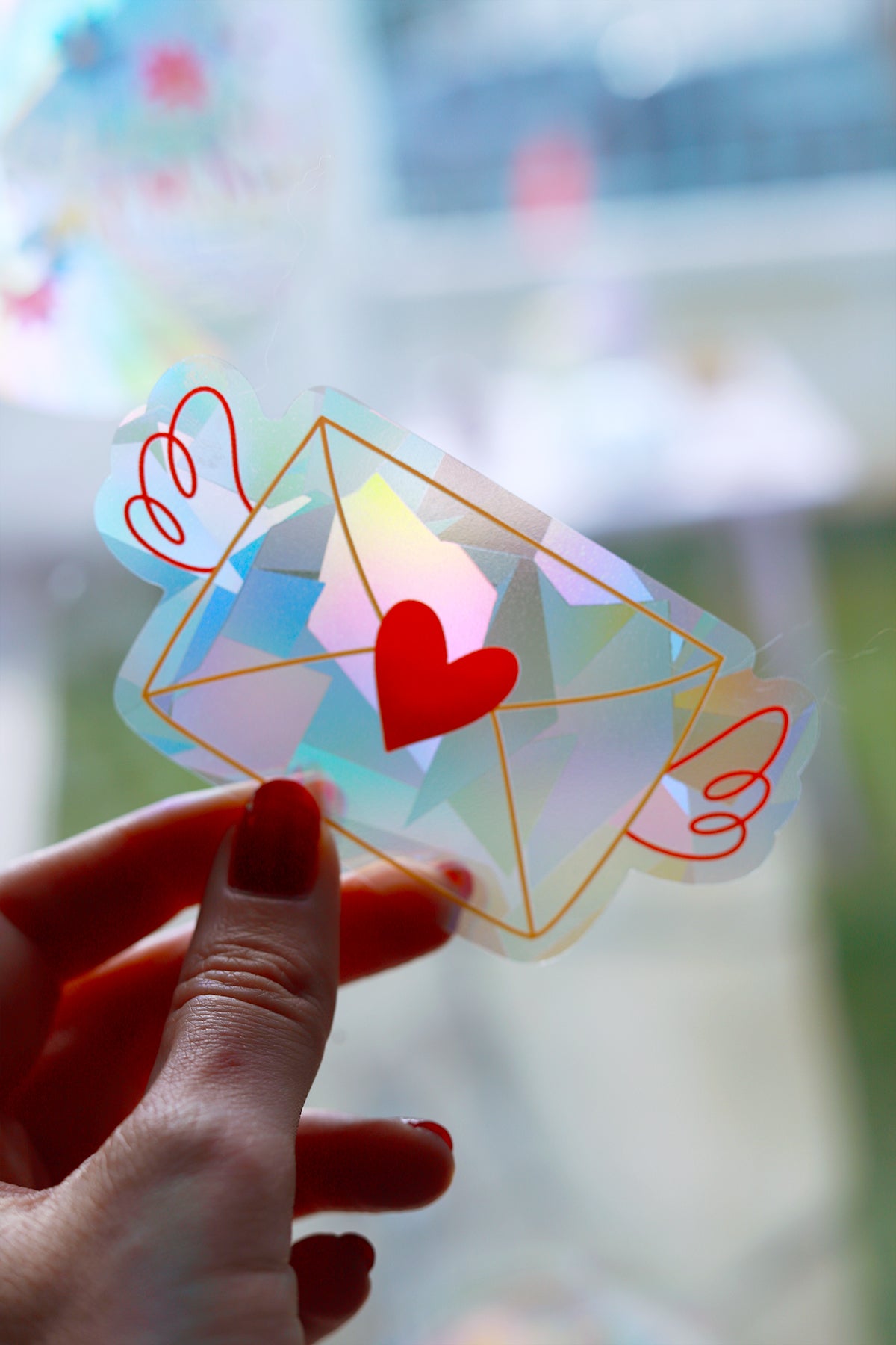 Vitrail en verre avec motif de bonne sorcière "Love letter" de Shop Magique, décoratif et coloré pour fenêtre.