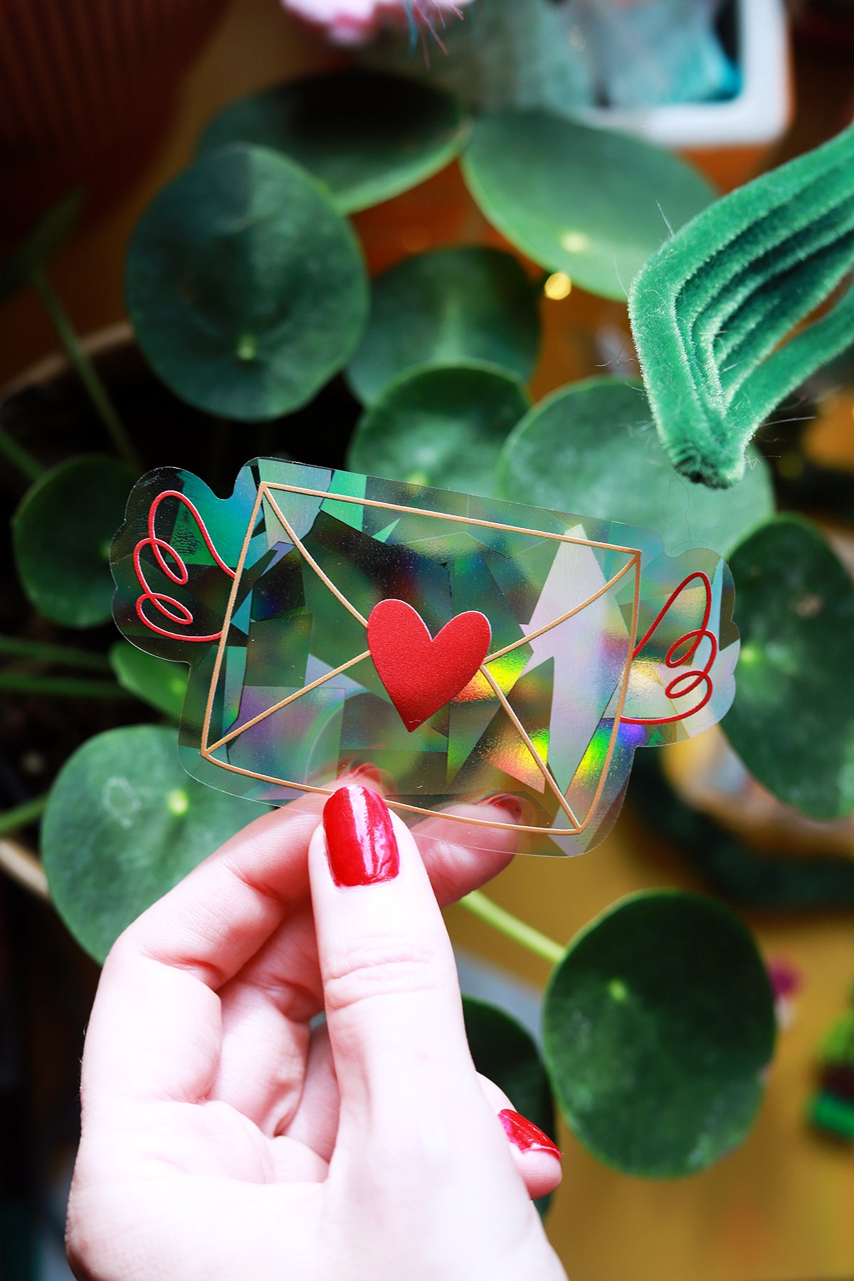 Autocollant vitrail "Love letter" de bonne sorcière de Shop Magique, décor en verre coloré avec motif de lettre d'amour.