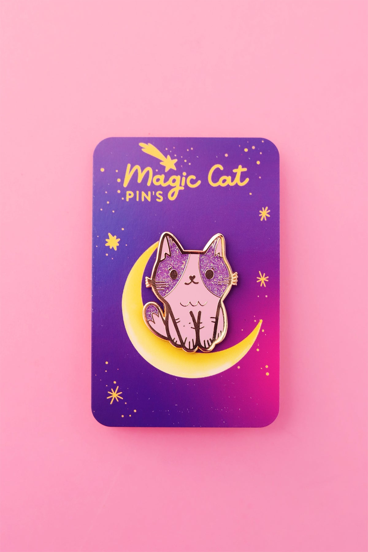 Pin's Magic Cat de Shop Magique, petit badge en forme de chat magique avec détails colorés, parfait pour collection ou décoration.