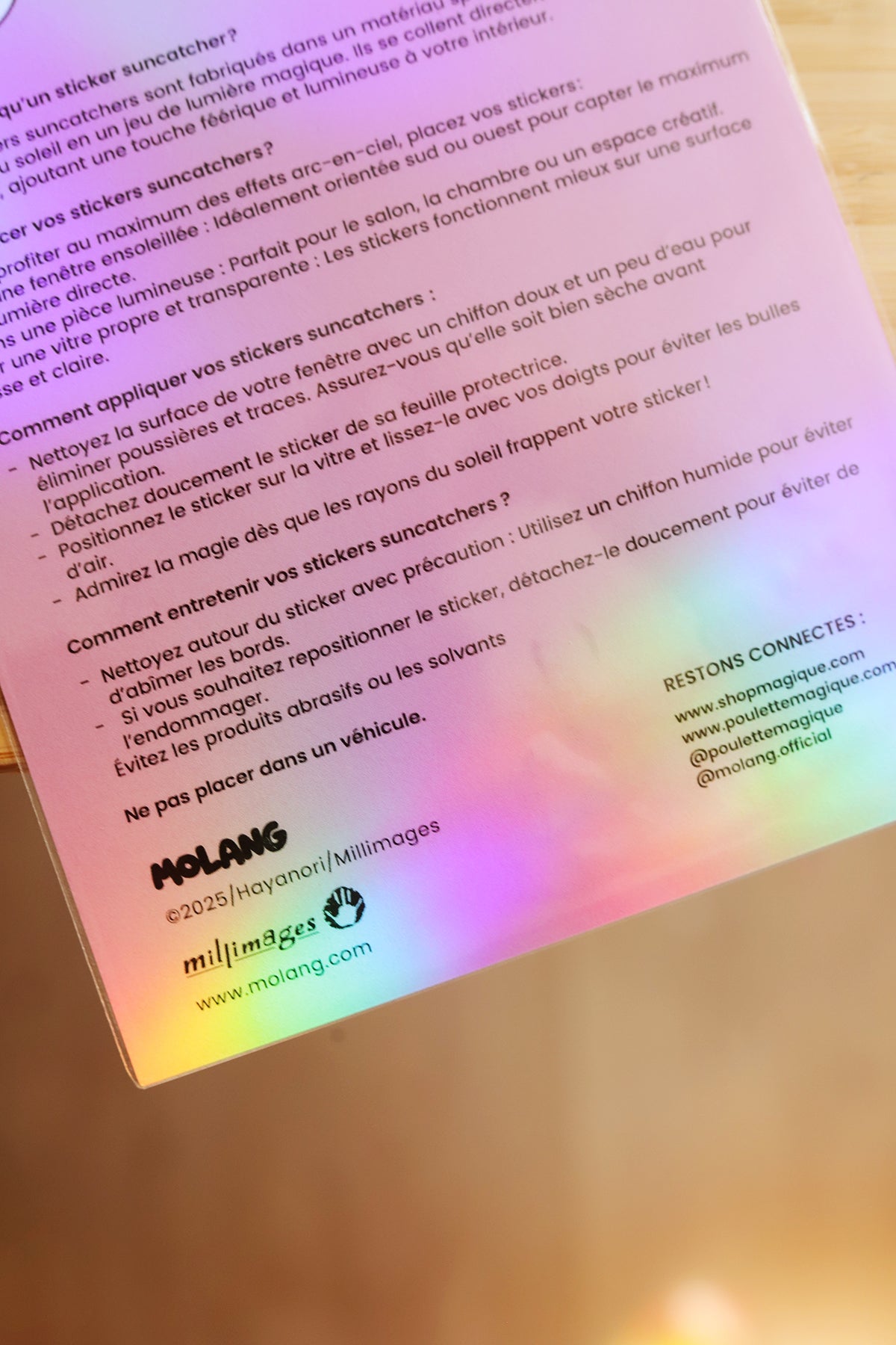 Vitrine de sticker suncatcher "Molang" de Shop Magique avec un arc-en-ciel coloré et le personnage Molang lumineux.