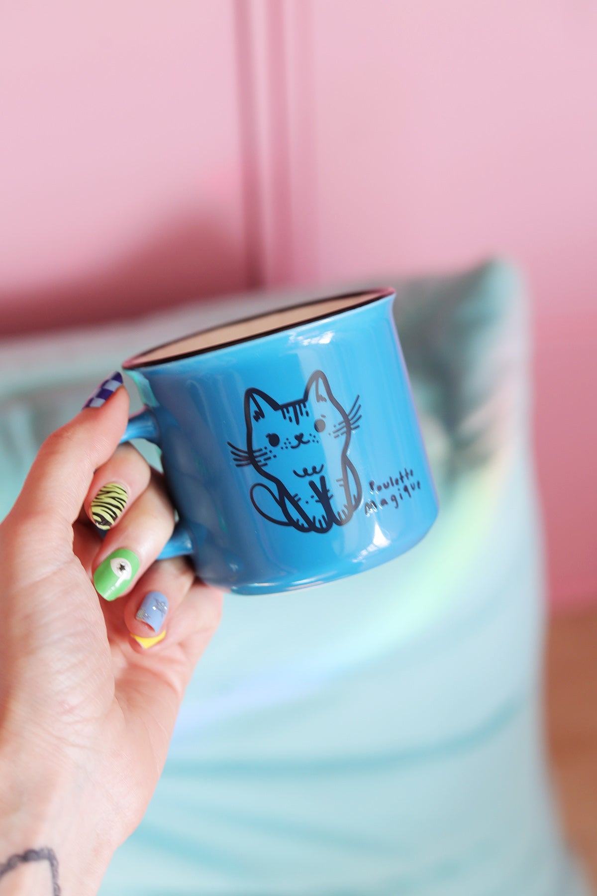 Mug en céramique Chat Magique avec illustration de chat mystérieux, idéal pour les amateurs de chats et de boissons chaudes.