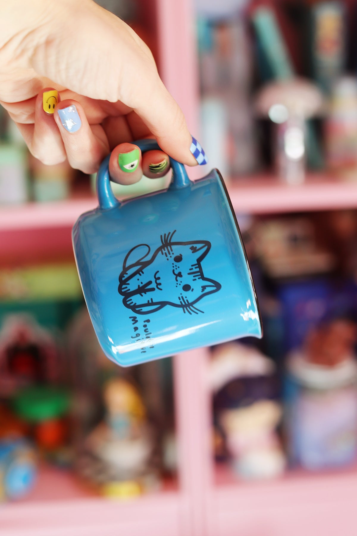 Tasse en céramique Chat Magique avec design adorable, idéale pour les amateurs de chats et de boissons chaudes.