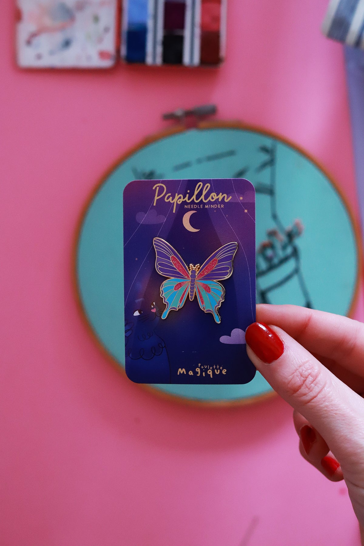 Broche Needle Minder Papillon de Shop Magique, accessoire de couture avec motif papillon coloré et détaillé.
