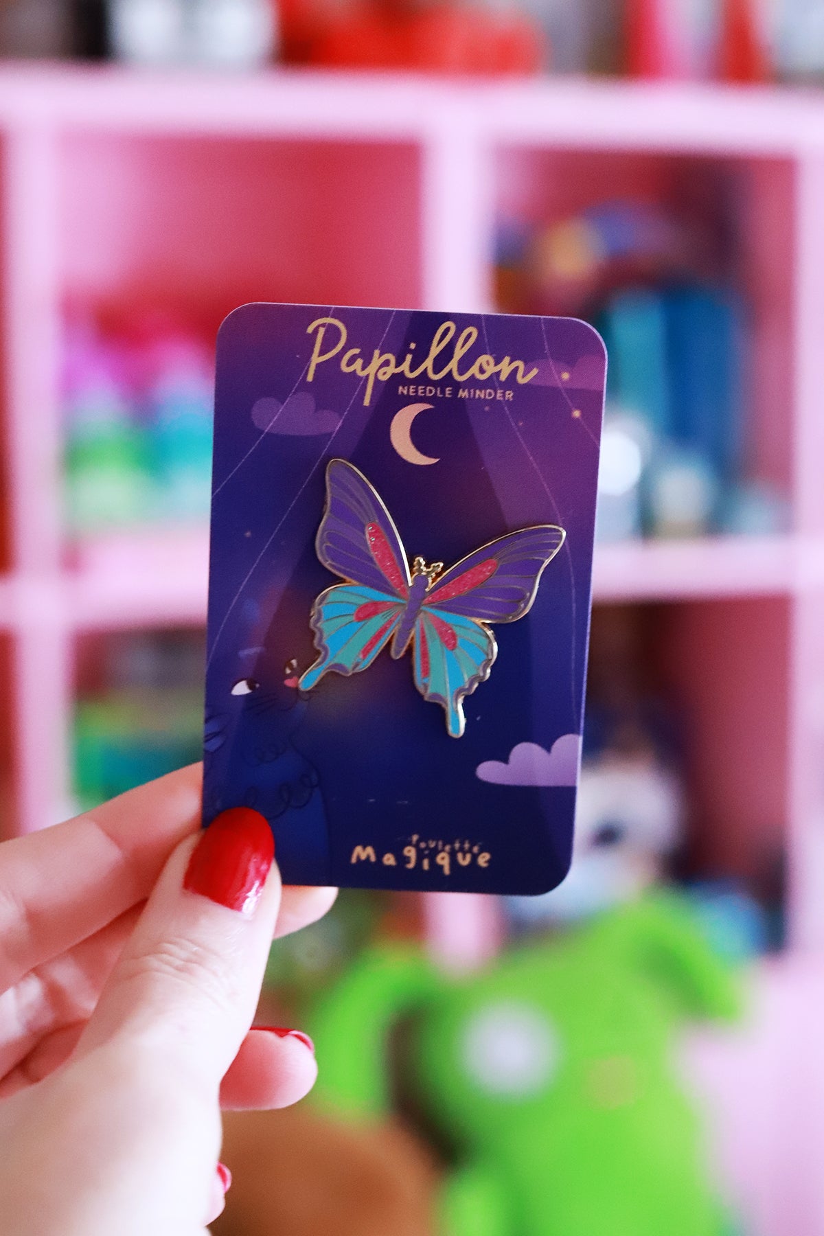 Épinglette Needle Minder Papillon de Shop Magique, accessoire pour broderie avec motif de papillon coloré.