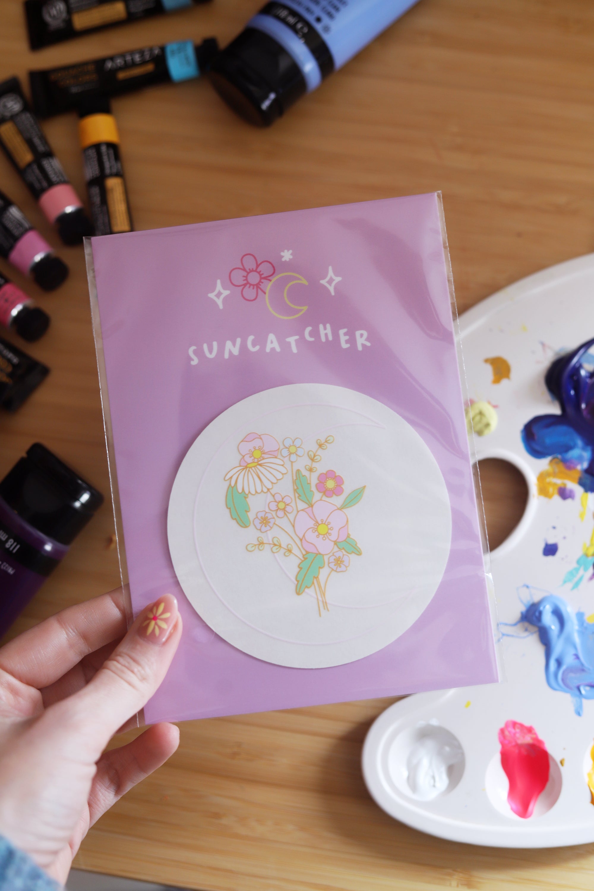 Vitrail solaire "Flower Moon" de Créateur d'Arc-en-Ciel dans son nouveau packaging, décoratif et coloré pour fenêtre.