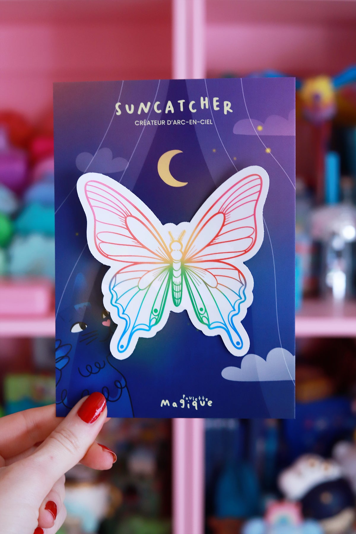 Vitrail en sticker Suncatcher "papillon" de la marque Shop Magique, représentant un papillon coloré et lumineux pour décoration magique.