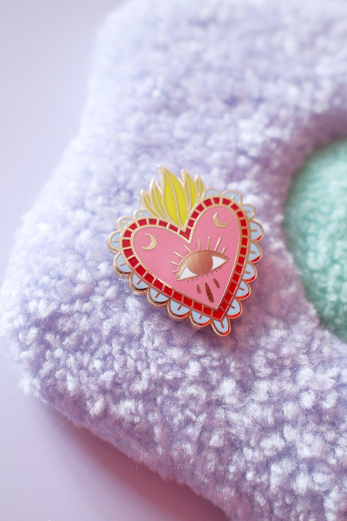 Pin's rouge "Make a Wish" de Shop Magique, en forme d'ex-voto avec un design coloré et détaillé.