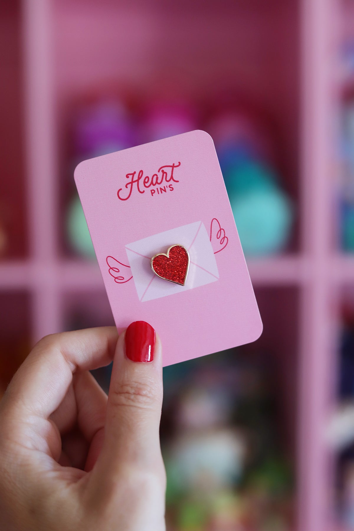 Pin’s cœur rouge de la marque Shop Magique, petit accessoire en métal avec motif de cœur rouge brillant.