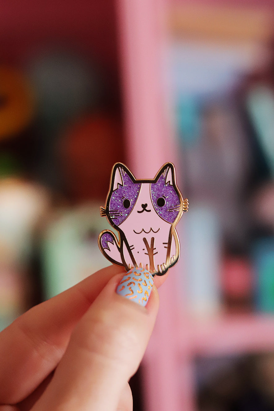 Pin's Magic Cat de Shop Magique, pin's en métal avec un chat mignon et coloré, idéal pour accessoires ou collection.