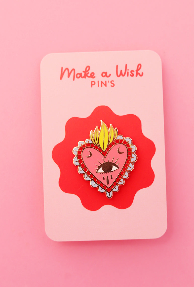 Pin's "Make a Wish" de Shop Magique, en métal coloré avec design de souhaits et étoiles, visible en gros plan.