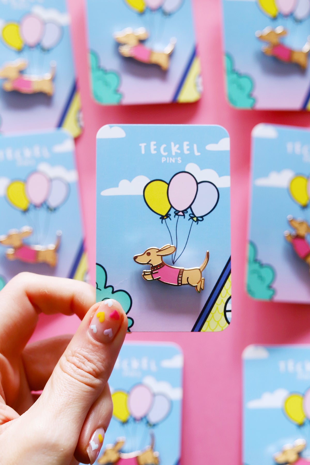 Pin's Teckel en métal coloré, représentant un chien teckel, avec détails précis et finition brillante.