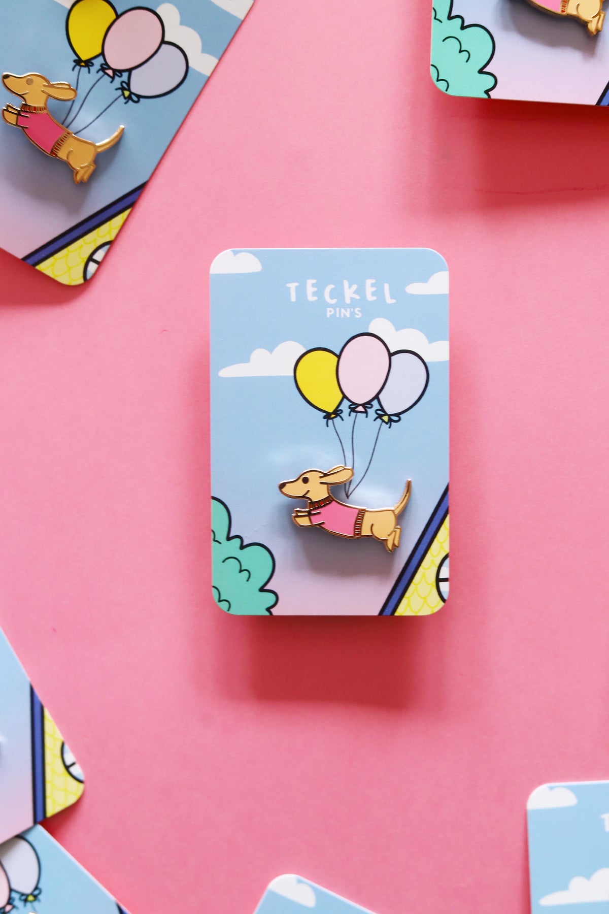 Pin's Teckel de la marque Shop Magique, illustration d'un chien teckel en métal coloré, idéal pour accessoires et collections.