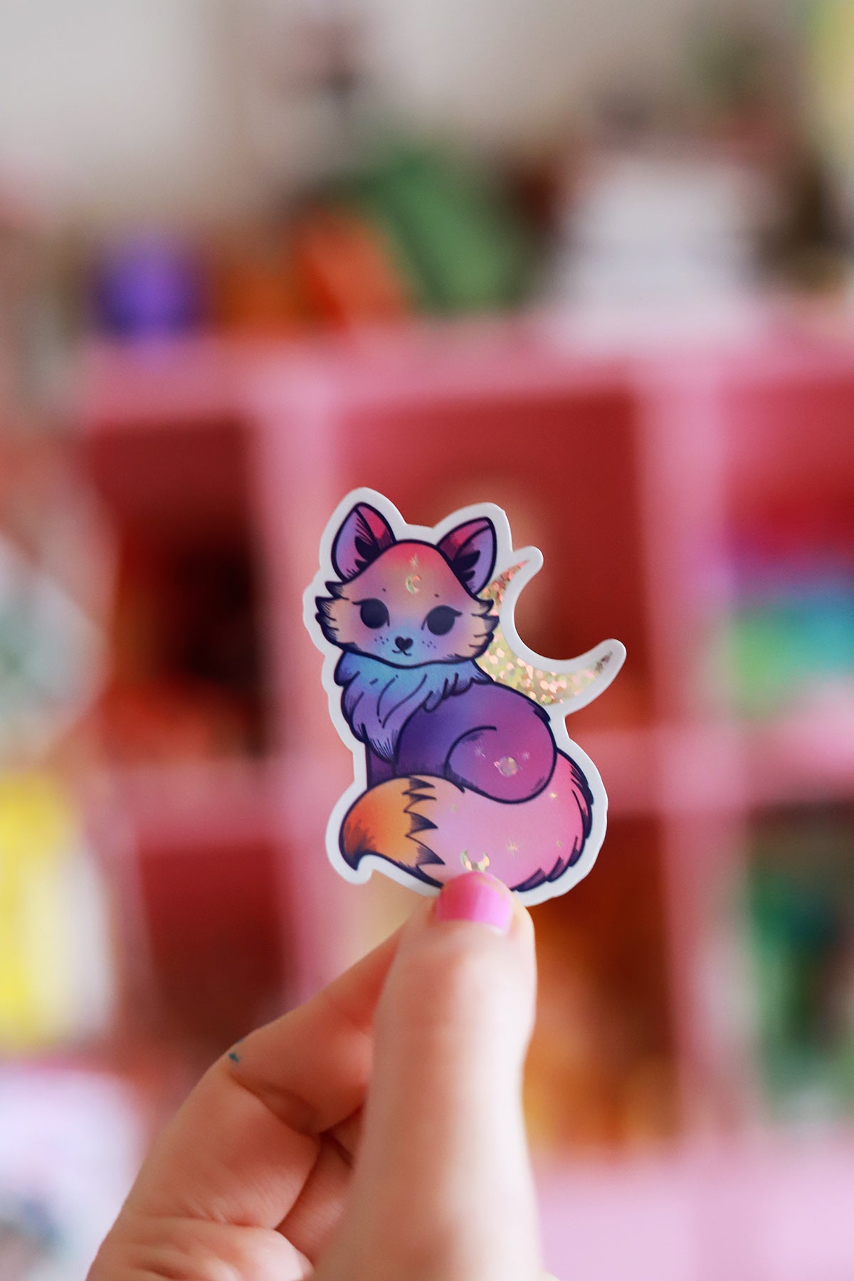 Porte-clés avec sticker renard astral holographique, finition brillante et colorée, parfait pour décorer vos clés ou sacs.