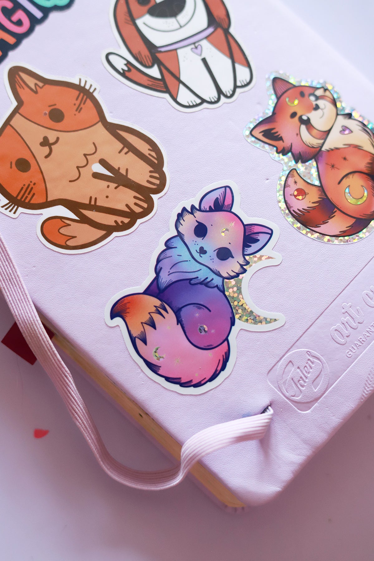 Porte-clés avec sticker glitter Renard astral coloré, décoré de motifs scintillants et magiques.