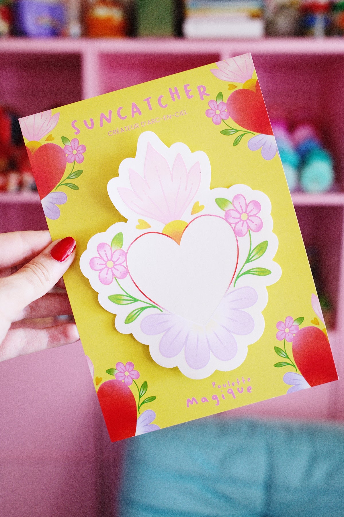 Vitrail en forme de "ex-voto flower" de la marque Shop Magique, décoratrice d'arc-en-ciel, bon esprit sorcier.