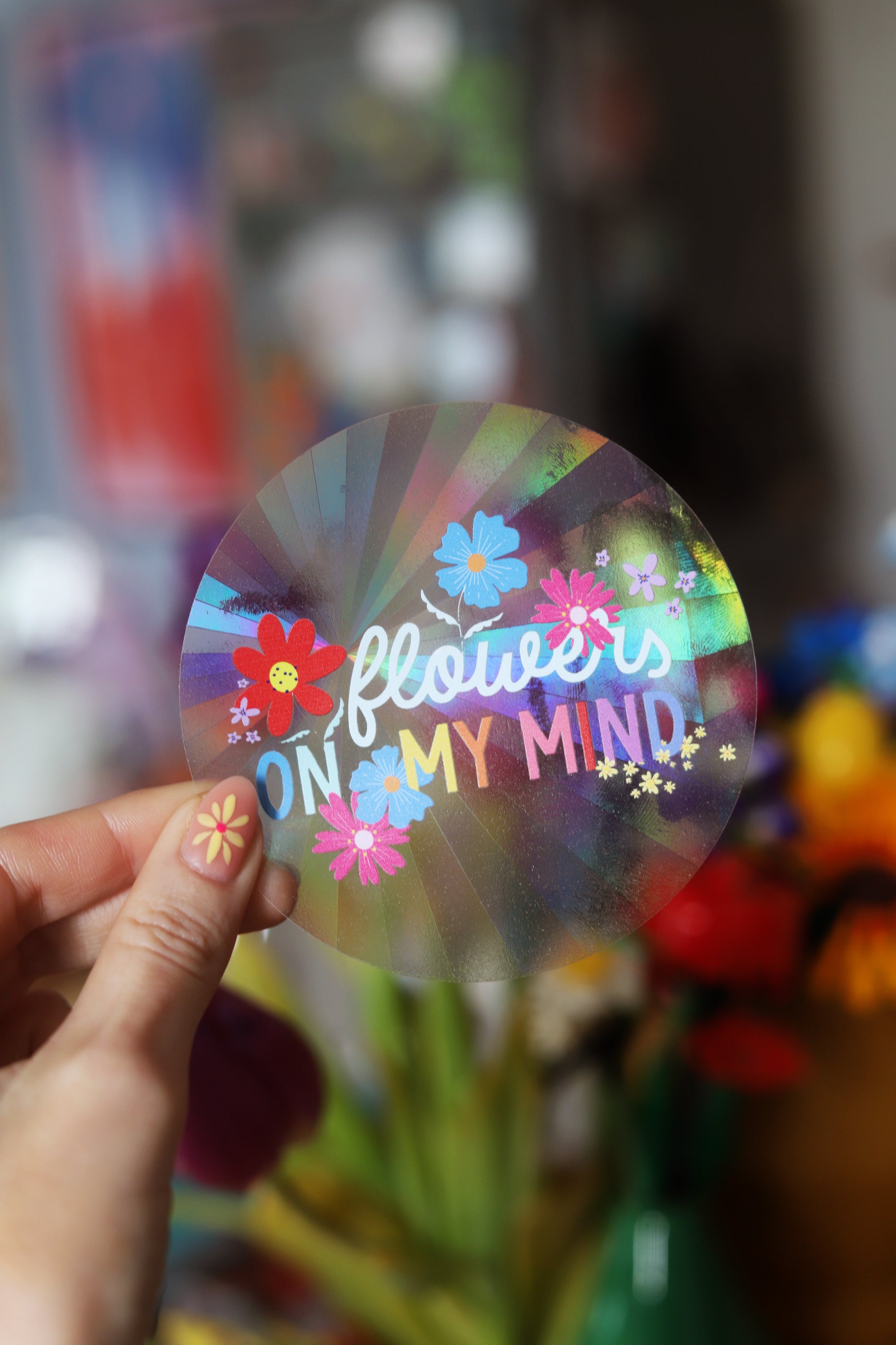 Vitrail suspendu "Flowers on my mind" de Shop Magique, décor en verre coloré avec motifs floraux lumineux.