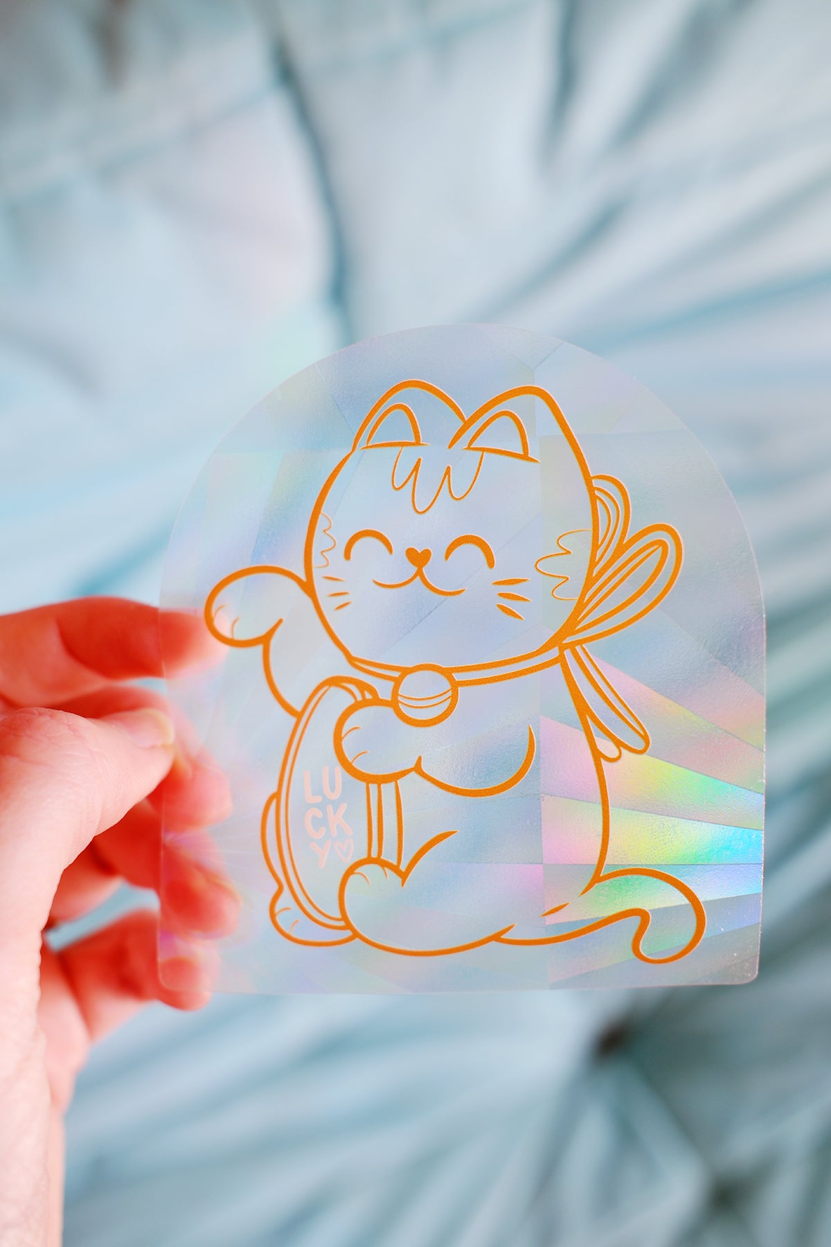 Vitre décorative Maneki Neko en sticker solaire, créateur d'arc-en-ciel, représentant une bonne sorcière avec un style coloré et charmant.