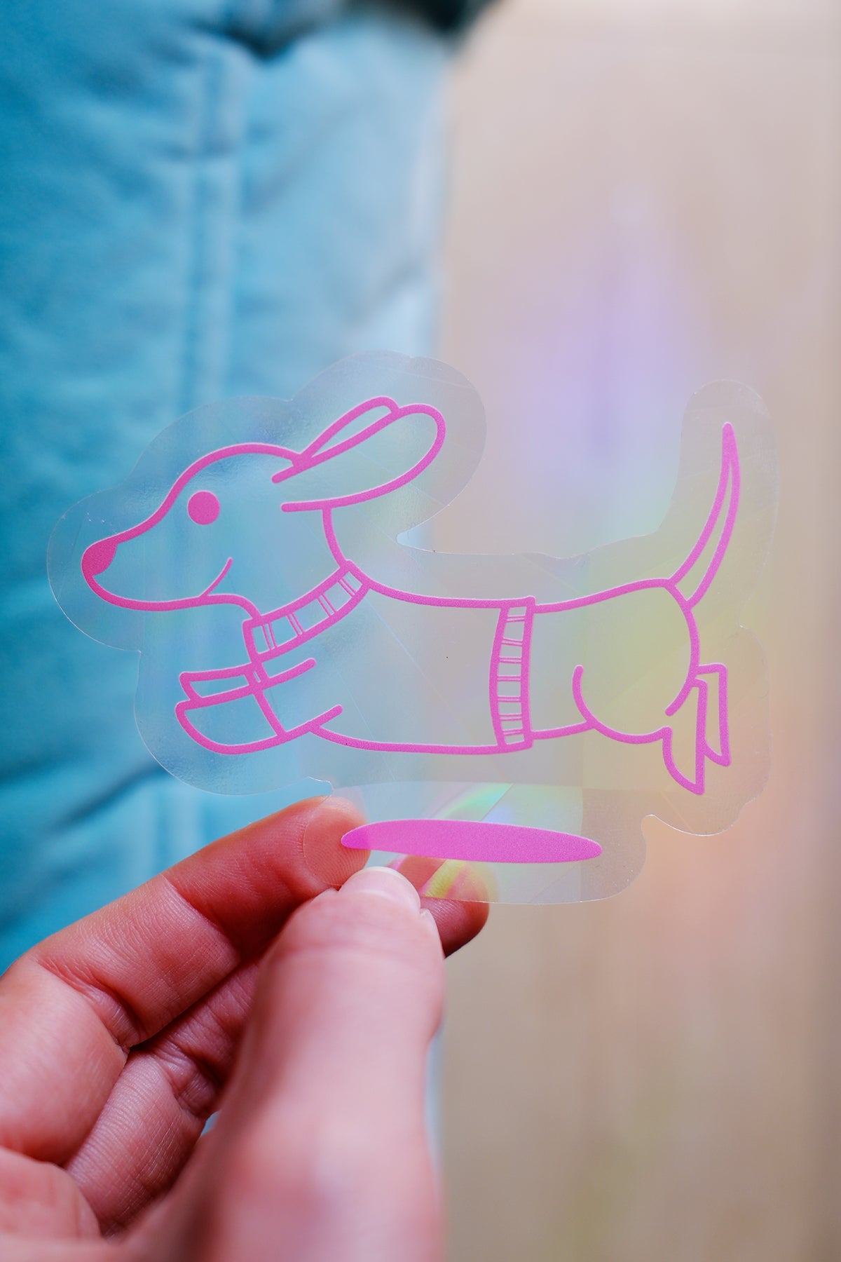 Autocollant vitrail "Teckel" de la sorcière bonne, créateur d'arc-en-ciel, représentant un chien Teckel coloré et lumineux.