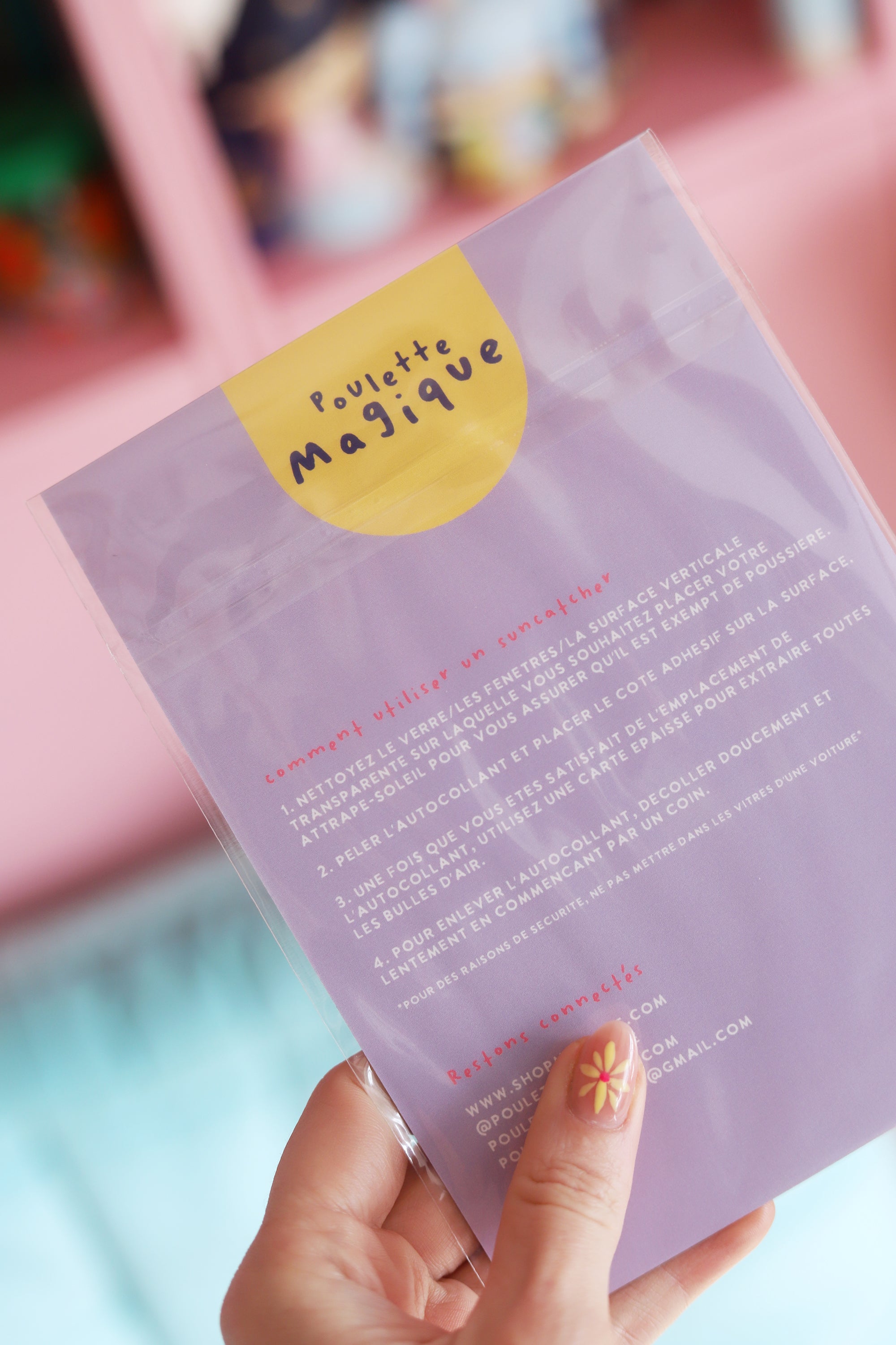 Autocollant vitrail "Ex-Voto" porte-bonheur de la sorcière Good Witch, création d'Arc-en-Ciel, conçu par Shop Magique, vue de dos.