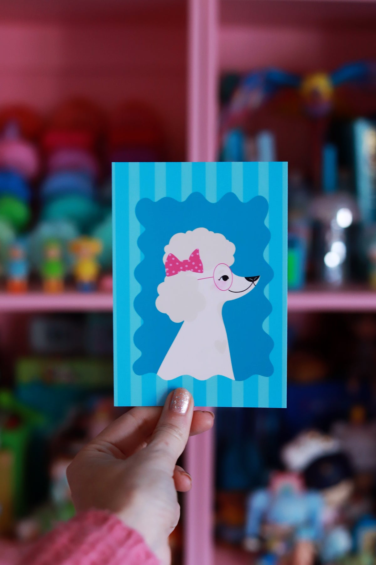 Carte postale illustrée d’un portrait de caniche en style enfant, représentant un chien adorable et mignon.