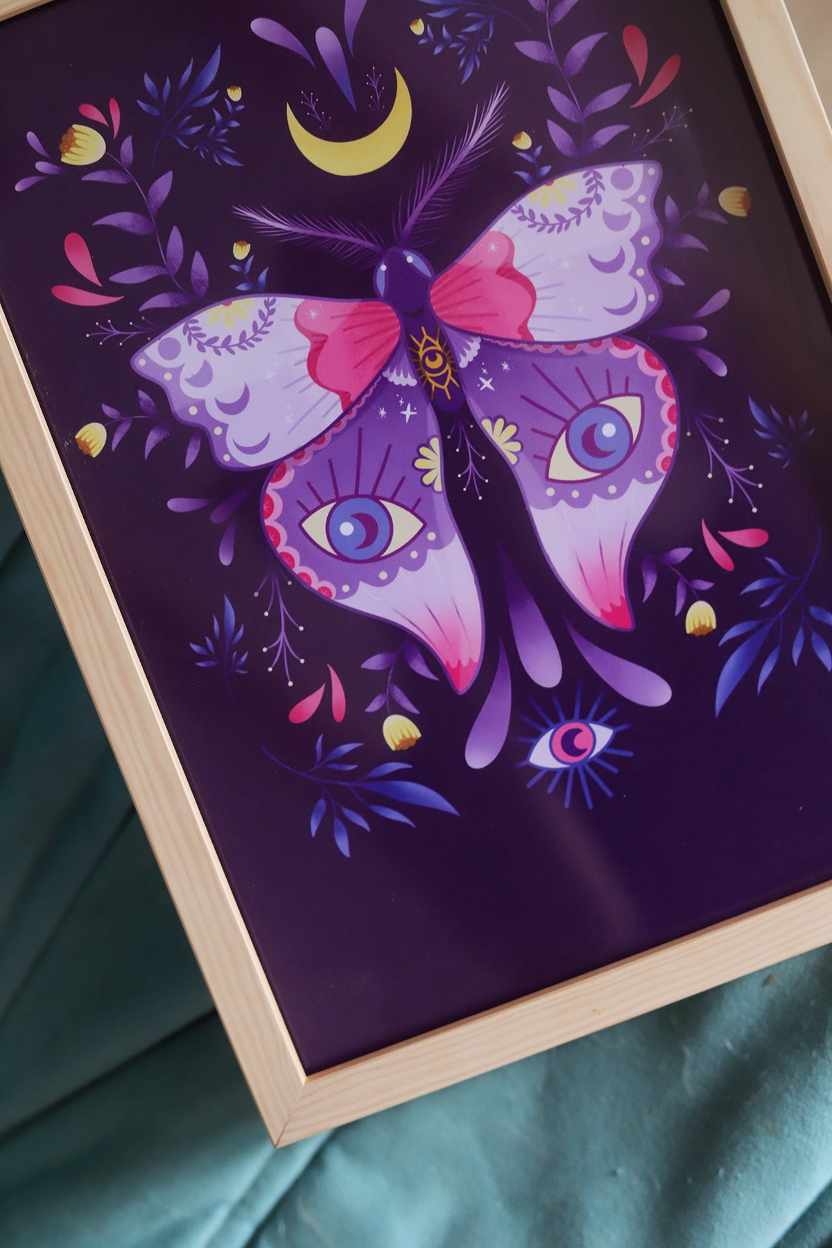 Affiche illustrée d'un papillon de nuit mystique avec des couleurs vives, par Poulette Magique, parfaite pour la décoration.
