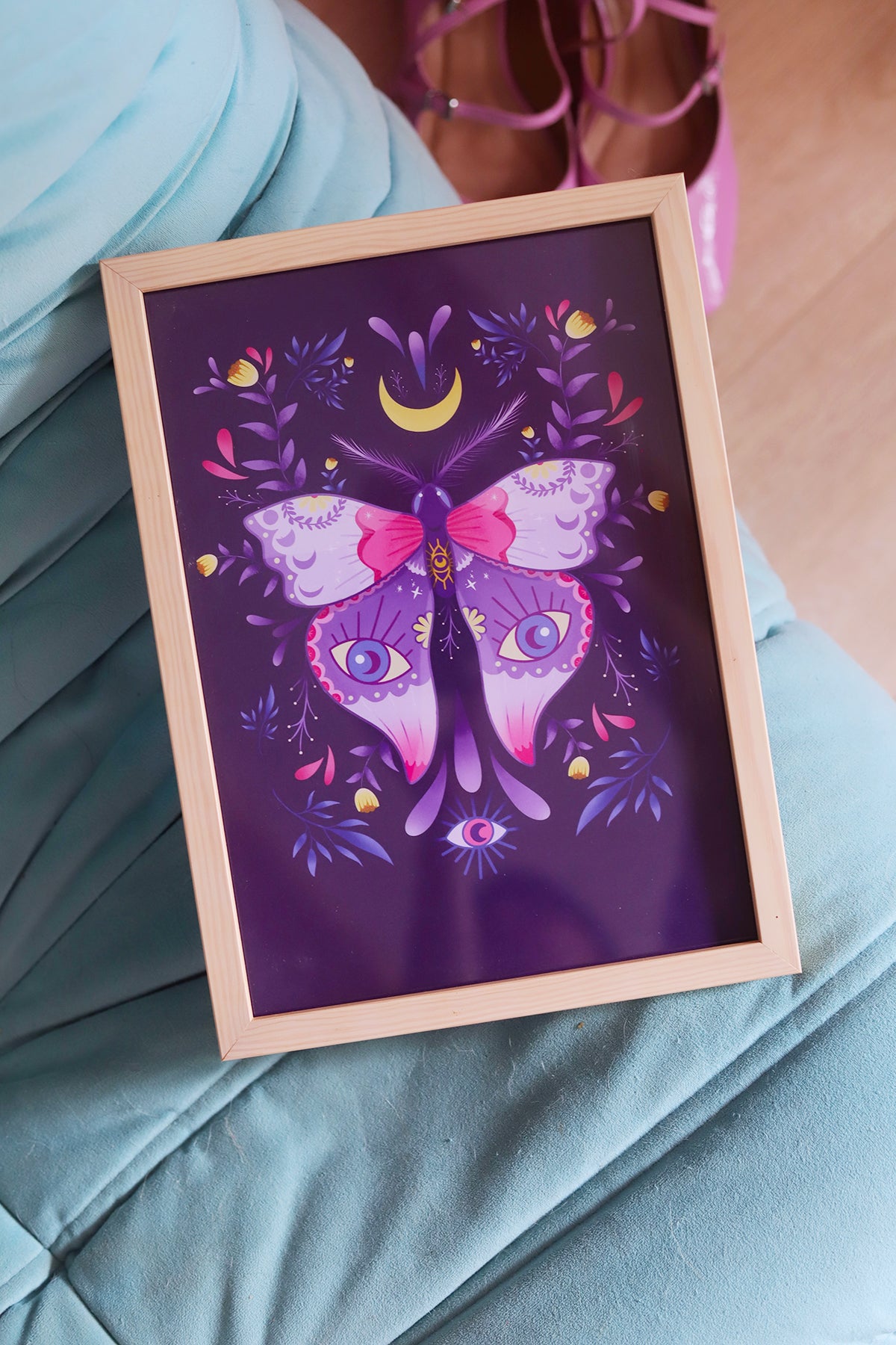 Affiche papillon de nuit illustré avec motifs mystiques, création de Poulette Magique, décor artistique pour chambre ou salon.