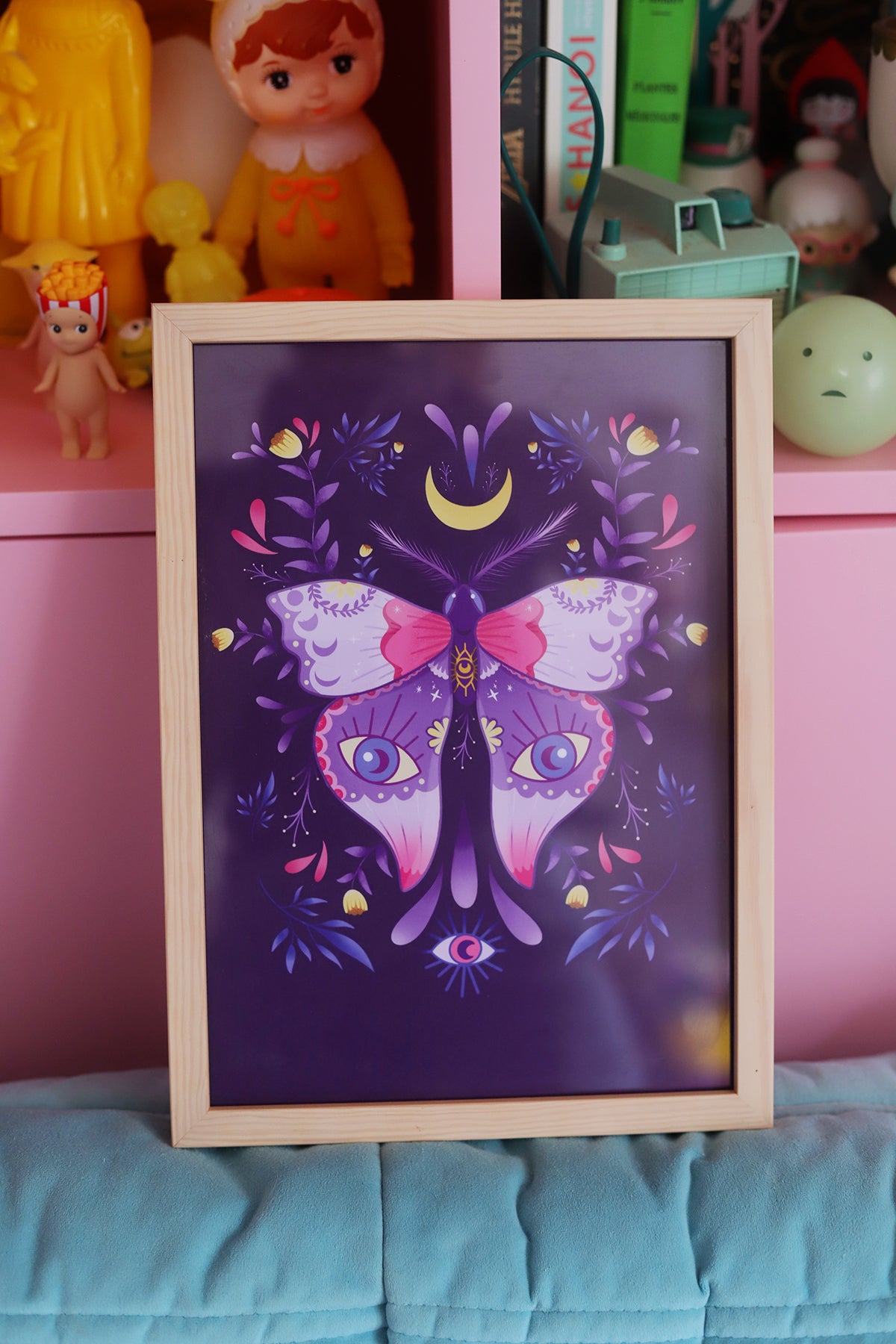 Affiche illustrée d’un papillon de nuit mystique avec des éléments magiques, idéale pour décoration artistique.
