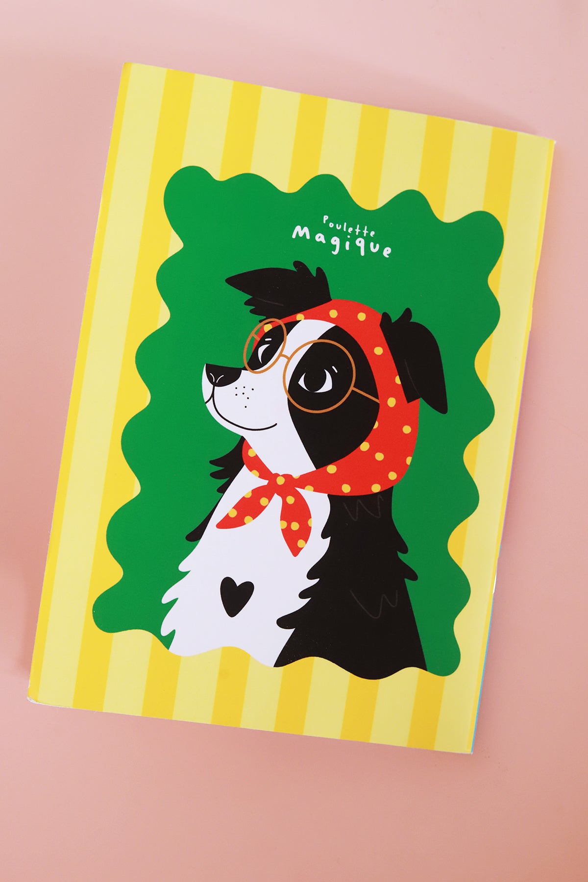 Carnet de dessin pour enfants de la collection Kid, couverture colorée avec motifs amusants, pages blanches à l'intérieur.